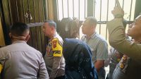Kapolres Kerinci AKBP Arya Tesa Brahmana Bagikan Makan Siang Ke pada Tahanan