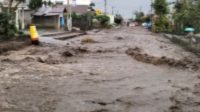Banjir Bandang Kerinci Menutupi Jalan Nasional Desa Tangkil