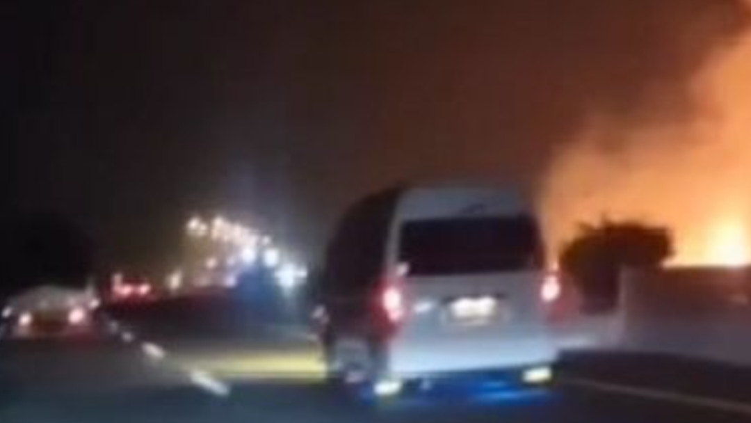 Bola Api Melintas Di Langit Cirebon Malam Hari