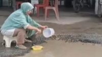 Ibu Rumah Tangga Cuci Piring Di Kubangan Jalan Rusak Pulau Tengah Kerinci Jambi Sebagai Aksi Protes Warga Terhadap Pemerintah Daerah