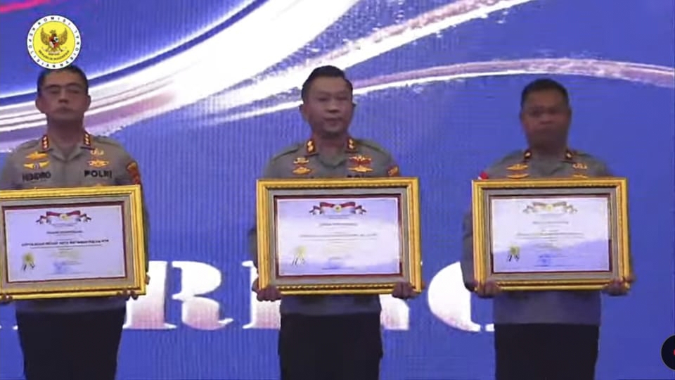 Kapolres Kerinci Akbp Arya Tesa Brahmana Saat Menerima Penghargaan Kompolnas Award 2025