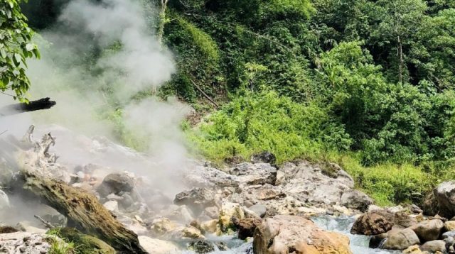 Mata Air Panas Nilo Sungsang Semburan Air Dari Tebing Vulkanik Di Geopark Merangin