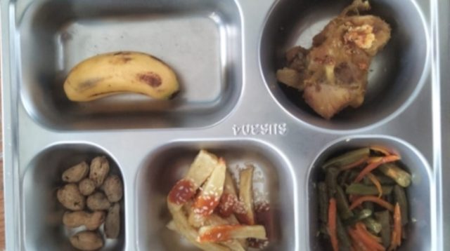 Menu Makanan Bergizi Di Kayu Aro Terdiri Dari Ayam Goreng Kentang Kacang Rebus Dan Pisang