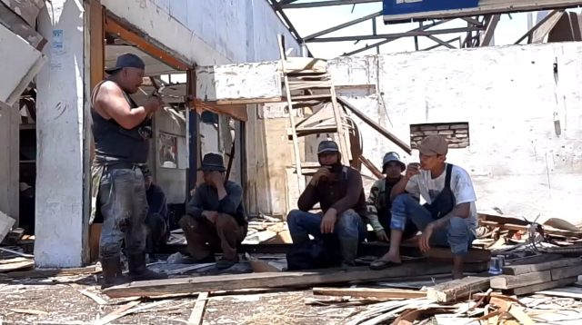 Pekerja Pembongkaran Pasar Beringin Menghadapi Pengawasan