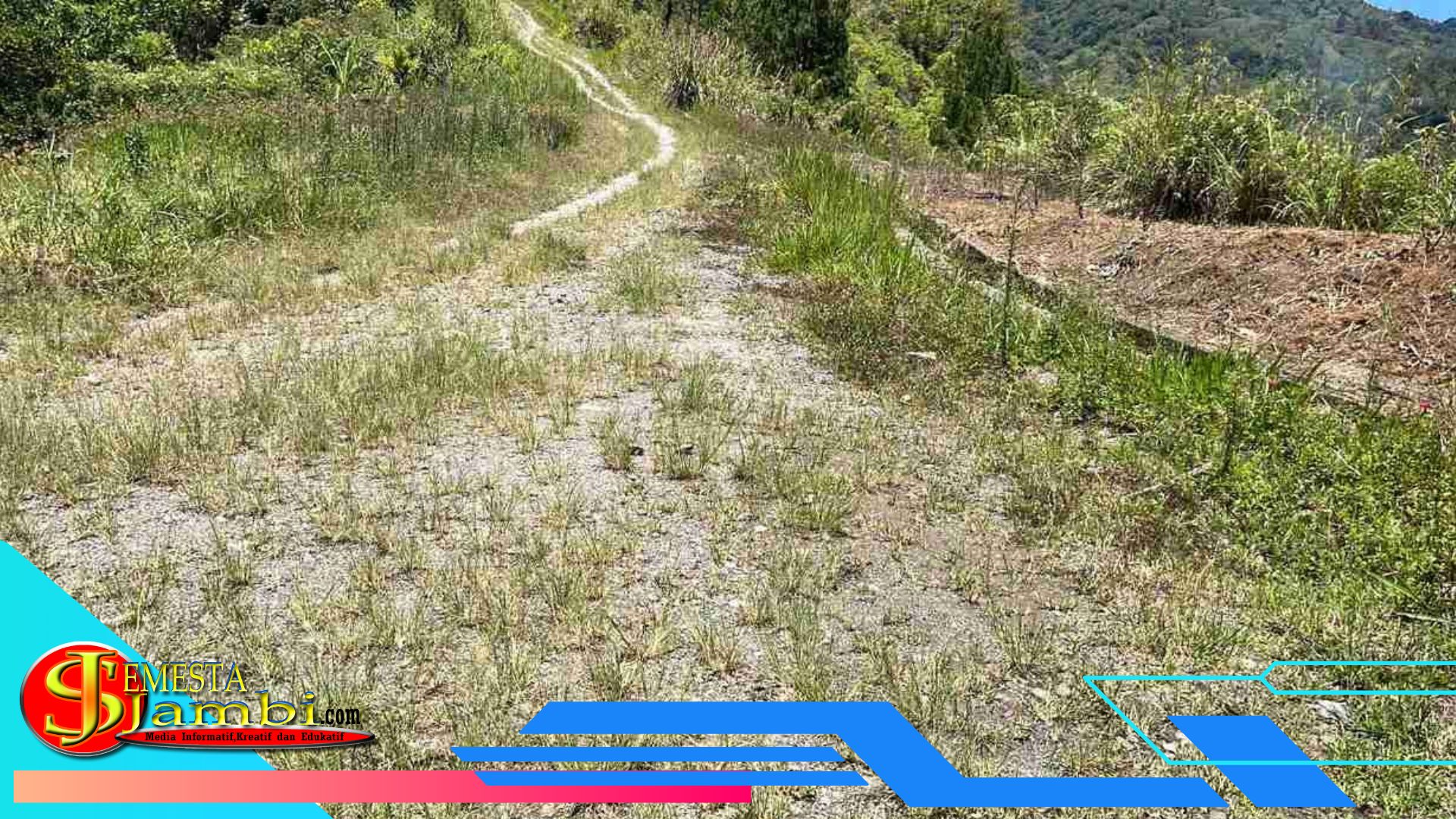 Petani Melewati Jalan Tani Rusak Di Dusun Tebat Gedang Desa Talang Lingdung Kota Sungai Penuh