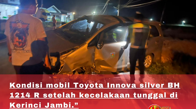 Petugas Mengevakuasi Mobil Yang Menabrak Gorong Gorong Di Desa Sebukar Kerinci