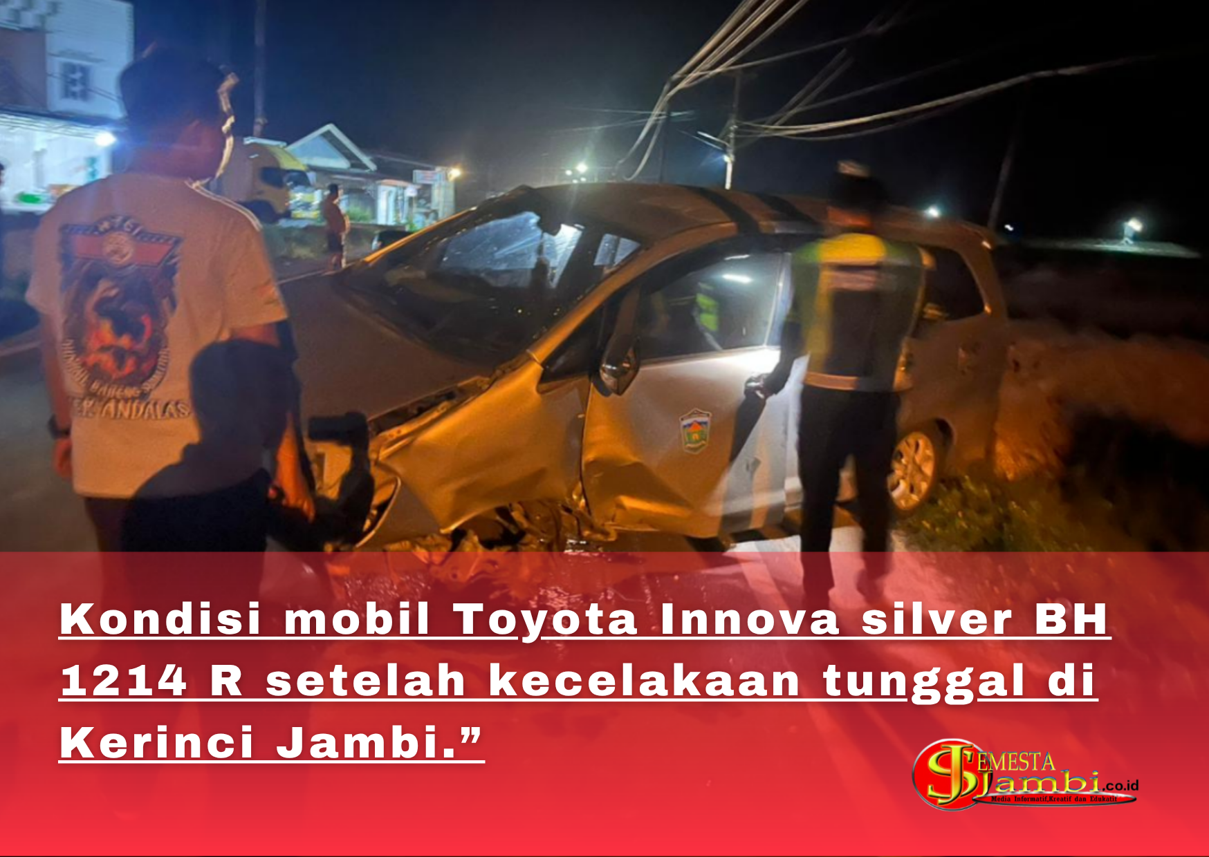 Petugas Mengevakuasi Mobil Yang Menabrak Gorong Gorong Di Desa Sebukar Kerinci