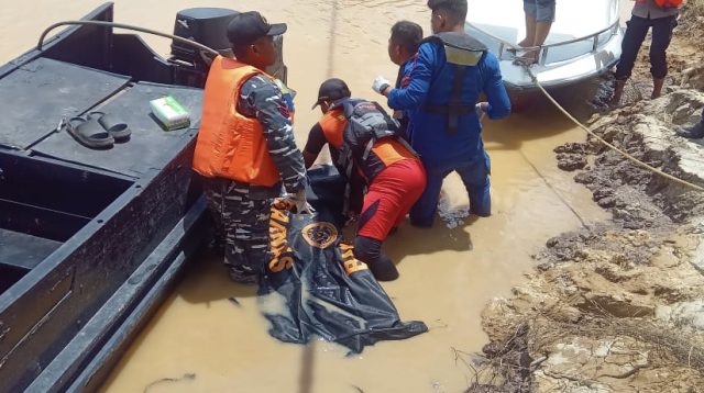 Tim Basarnas Dan Ditpolairud Mengevakuasi Jenazah Tanpa Identitas Di Sungai Batanghari Muaro Jambi