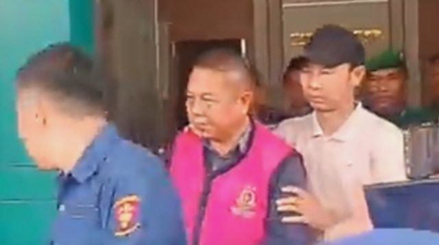 Tim Penyidik Kejari Sungaipenuh Saat Menahan Kades Muara Hemat Jasman Terkait Dugaan Korupsi Dana Desa 2020 2021