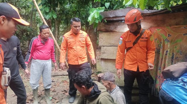 Tim Sar Jambi Mengevakuasi Lansia Hilang Di Hutan Tebo