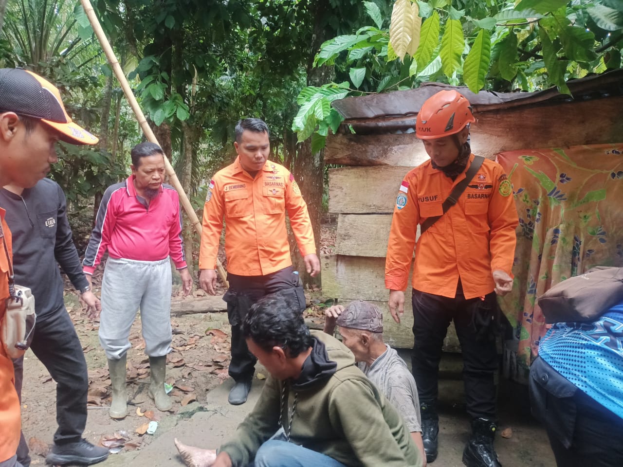 Tim Sar Jambi Mengevakuasi Lansia Hilang Di Hutan Tebo