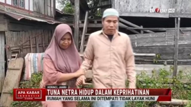 Tuna Netra Kerinci Di Depan Rumah Reyotnya Di Desa Tebing Tinggi