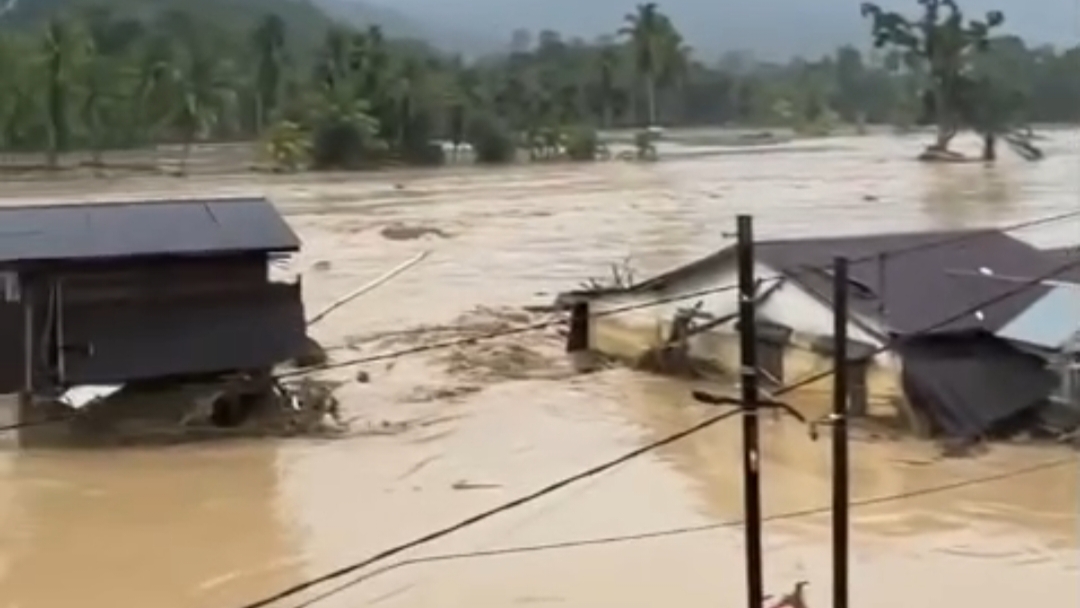 Banjir Bandang Di Pasar Hutagodang Batang Toru Dengan Air Setinggi Atap Rumah