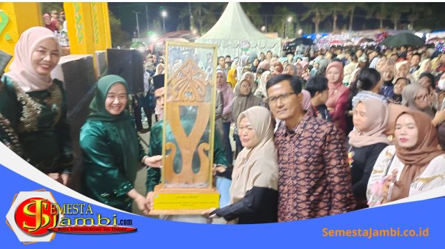 Kader Pkk Kecamatan Pondok Tinggi Menerima Piala Juara Umum Jambore Pkk Kota Sungai Penuh
