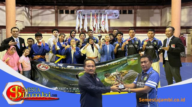 Atlet Judo Kota Sungai Penuh Berpose Usai Meraih Juara 3 Umum Kejurprof 2025
