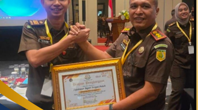Jaksa Pidsus Kejari Sungai Penuh Saat Menerima Penghargaan Kinerja Terbaik Se Provinsi Jambi 2025