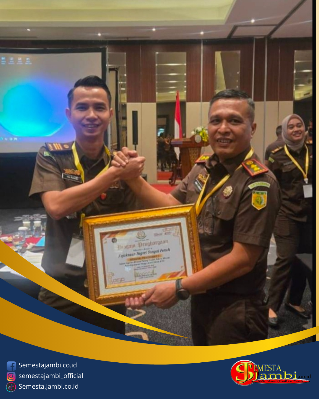 Jaksa Pidsus Kejari Sungai Penuh Saat Menerima Penghargaan Kinerja Terbaik Se Provinsi Jambi 2025