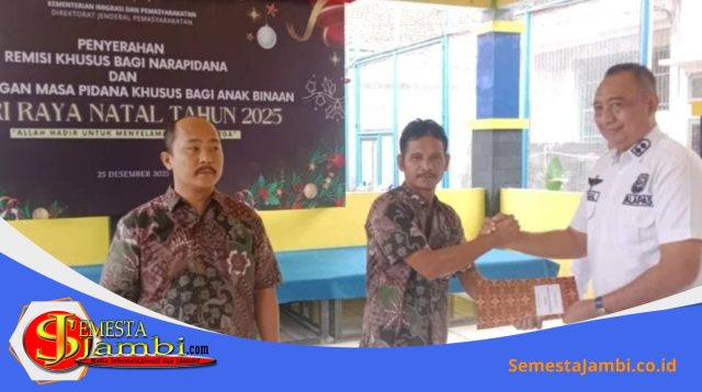 Kepala Lapas Sarolangun Menyerahkan Sk Remisi Natal 2025 Kepada Narapidana Beragama Kristiani