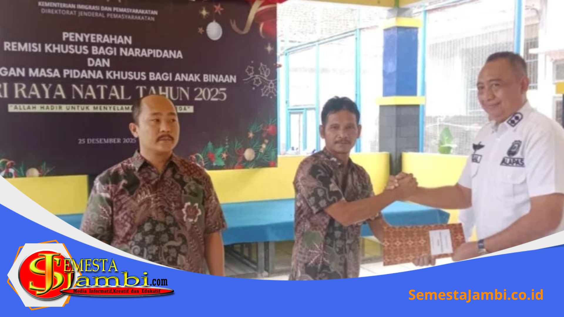 Kepala Lapas Sarolangun Menyerahkan Sk Remisi Natal 2025 Kepada Narapidana Beragama Kristiani