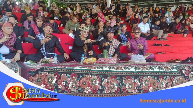 Pejabat Mengenakan Pakaian Adat Kuno Pada Festival Budaya Kerinci 2025
