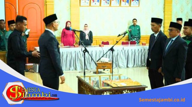 Bupati Sarolangun Hurmin Melantik Direktur Dan Komisaris Perseroda Serumpun Pseko Di Ruang Pola Kantor Bupati