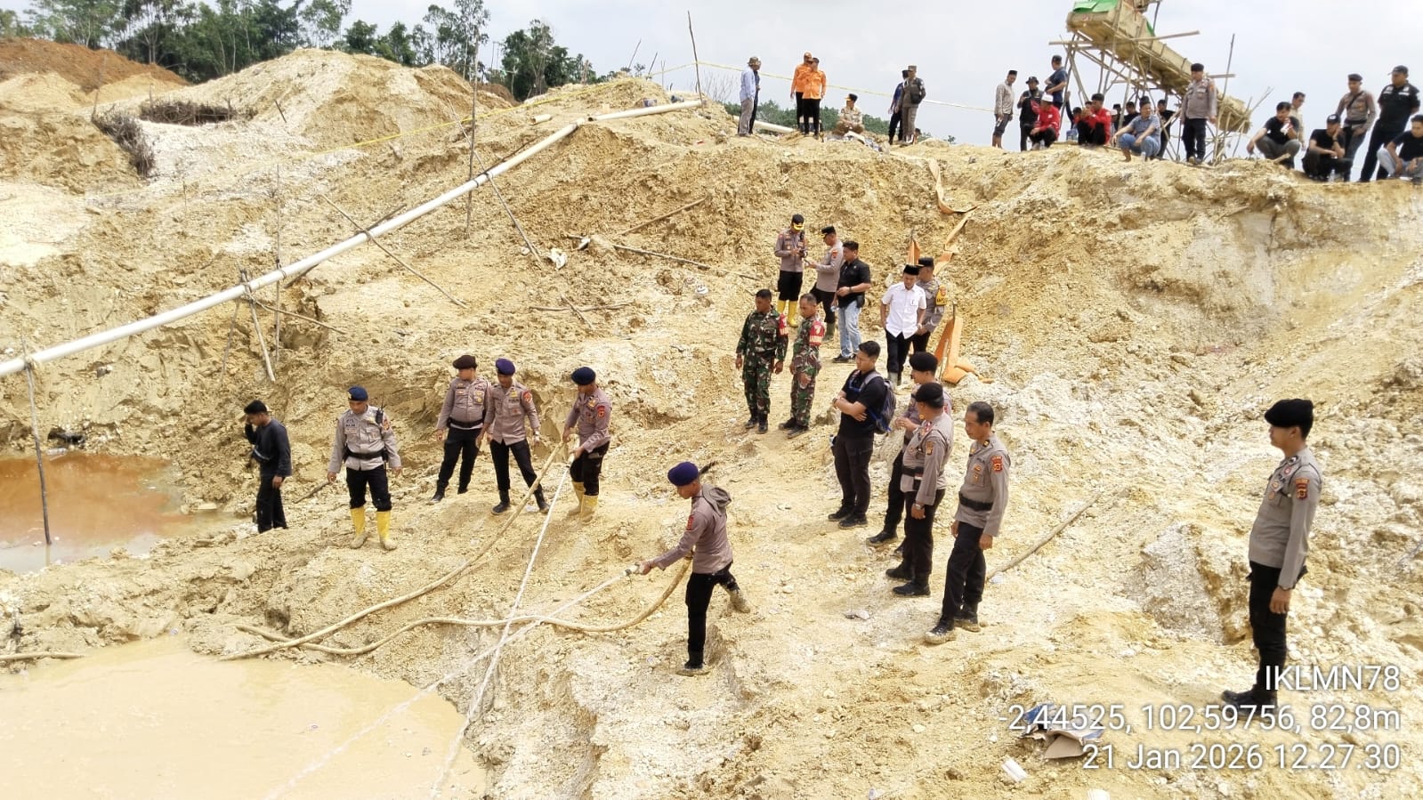Petugas Kepolisian Memantau Area Peti Pasca Longsor Di Sarolangun