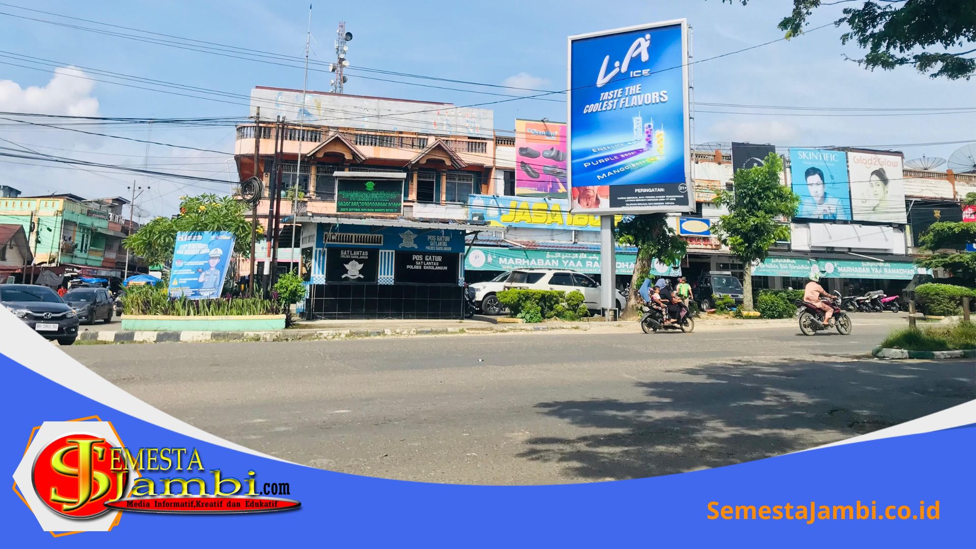 Reklame Memasuki Bahu Jalan Dekat Pos Polisi Sarolangun