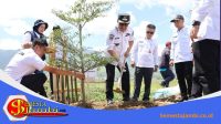 Wali Kota Sungai Penuh Alfin Sh Menanam Pohon Dalam Tanam Pohon Serentak Provinsi Jambi
