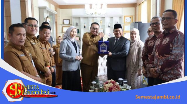 Wali Kota Sungai Penuh Dan Wali Kota Jambi Saat Pertemuan Kerja Sama Lintas Sektor