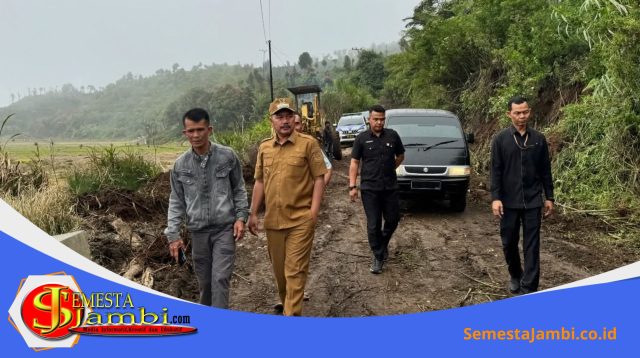 Bupati Kerinci Meninjau Pemeliharaan Jalan Desa Pauh Tinggi