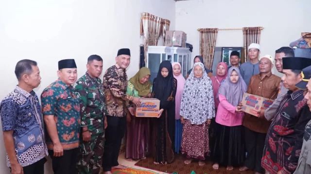 Bupati Sarolangun Menyerahkan Santunan