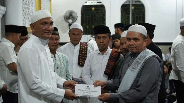 Bupati Sarolangun Serahkan Insentif Pegawai Syara