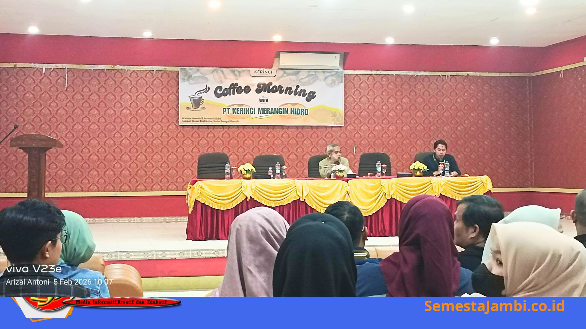 Humas Plta Merangin Aslori Memberikan Keterangan Pers Di Sungai Penuh