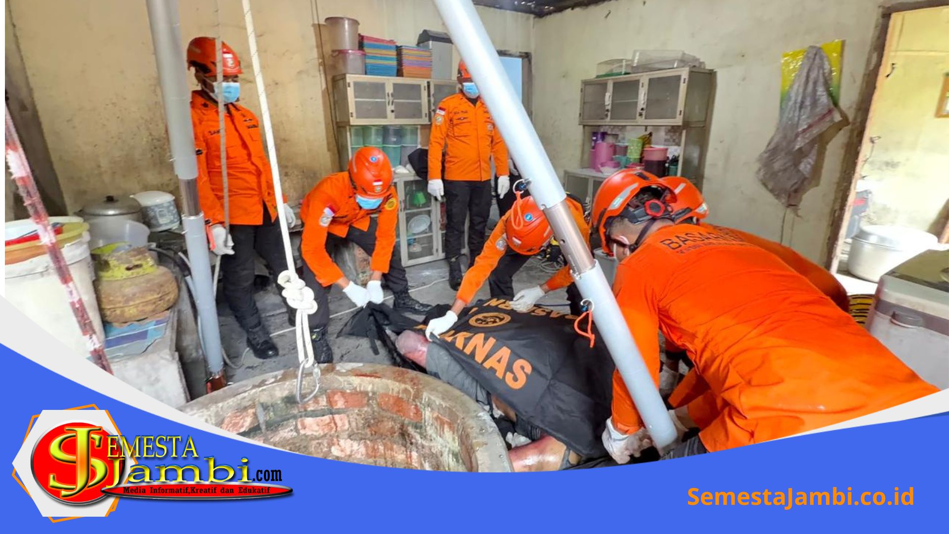 Tim Sar Jambi Mengevakuasi Warga Muaro Jambi Yang Ditemukan Meninggal Di Dalam Sumur