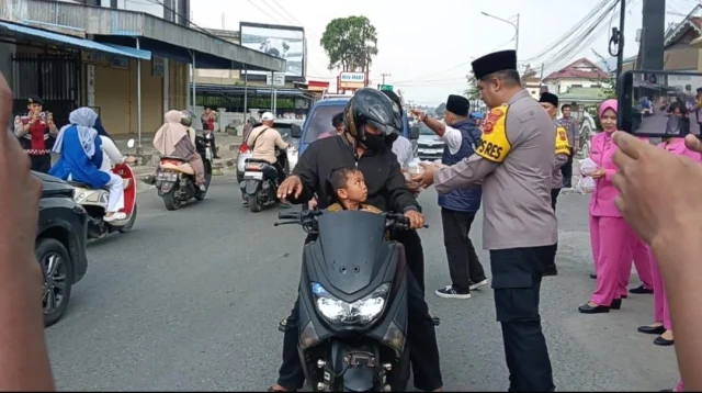 Jajaran Polres Kerinci Berbagi Takjil