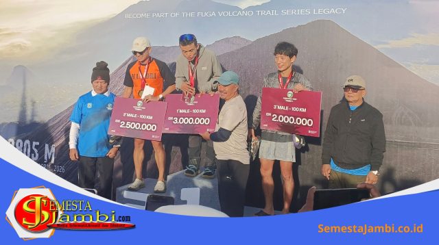 Bupati Kerinci Menyerahkan Medali Kepada Pemenang Kerinci 100