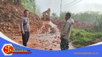 Alat Berat Membersihkan Material Longsor Di Jalan Nasional Kerinci Bangko