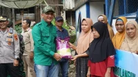 Bupati Hurmin Salurkan Bantuan Untuk Korban Banjir Bupati Hurmin Salurkan Bantuan Untuk Korban Banjir