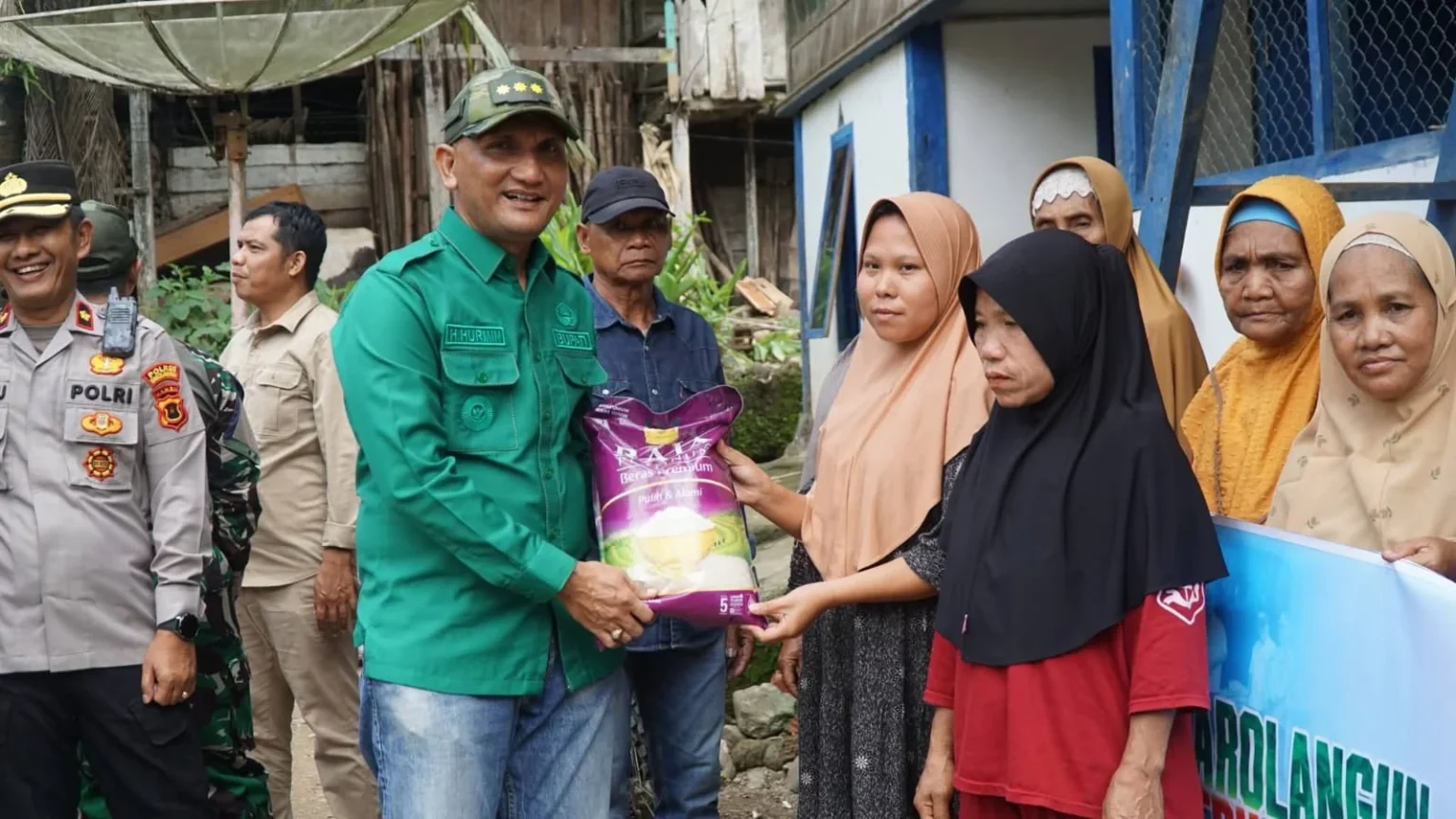 Bupati Hurmin Salurkan Bantuan Untuk Korban Banjir