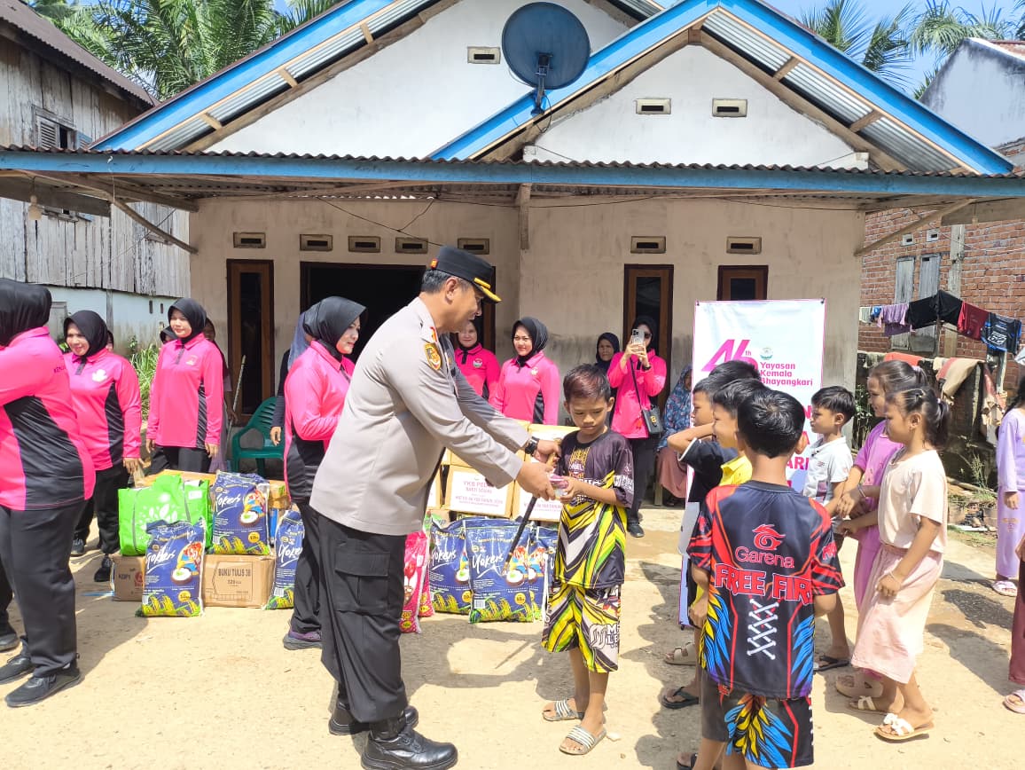 Kapolres Sarolangun Salurkan Bantuan Banjir