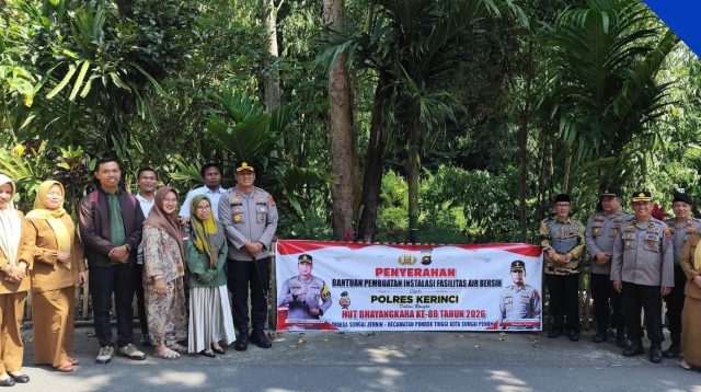 Akbp Ramadhanil Bersama Warga Saat Penyerahan Bantuan Instalasi Air Bersih