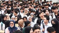 Ilustrasi Pencari Kerja Menunjukkan Portofolio Keterampilan Kepada Perekrut Perusahaan