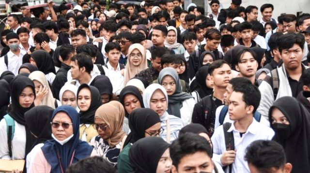 Ilustrasi Pencari Kerja Menunjukkan Portofolio Keterampilan Kepada Perekrut Perusahaan