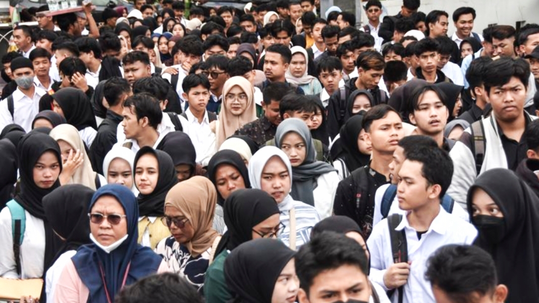 Ilustrasi Pencari Kerja Menunjukkan Portofolio Keterampilan Kepada Perekrut Perusahaan