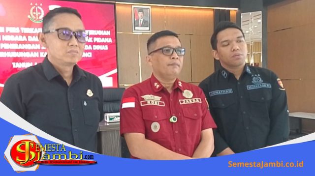 Kajari Sungai Penuh Robi Harianto Saat Konferensi Pers Kasus Korupsi Pju Kerinci