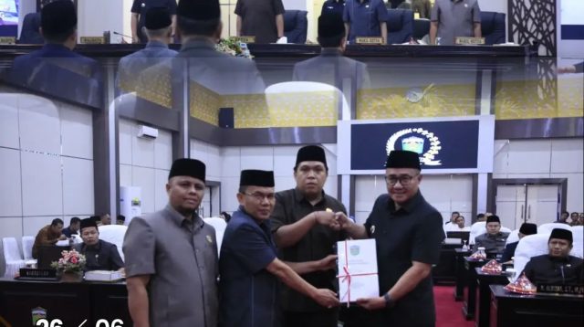 Ketua Dprd Hutri Randa Memimpin Rapat Paripurna Dprd Kota Sungai Penuh Membahas Ranperda Pertanggungjawaban Apbd Tahun Anggaran 2025 Bersama Wali Kota Alfin Di Ruang Sidang Dprd Kota Sungai Penuh