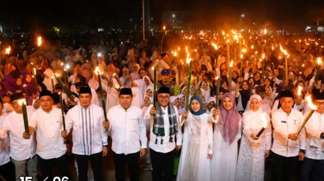 Ketua Dprd Hutri Randa Menghadiri Pawai Obor Tahun Baru Islam 1 Muharram 1448 Hijriah Di Lapangan Merdeka Kota Sungai Penuh