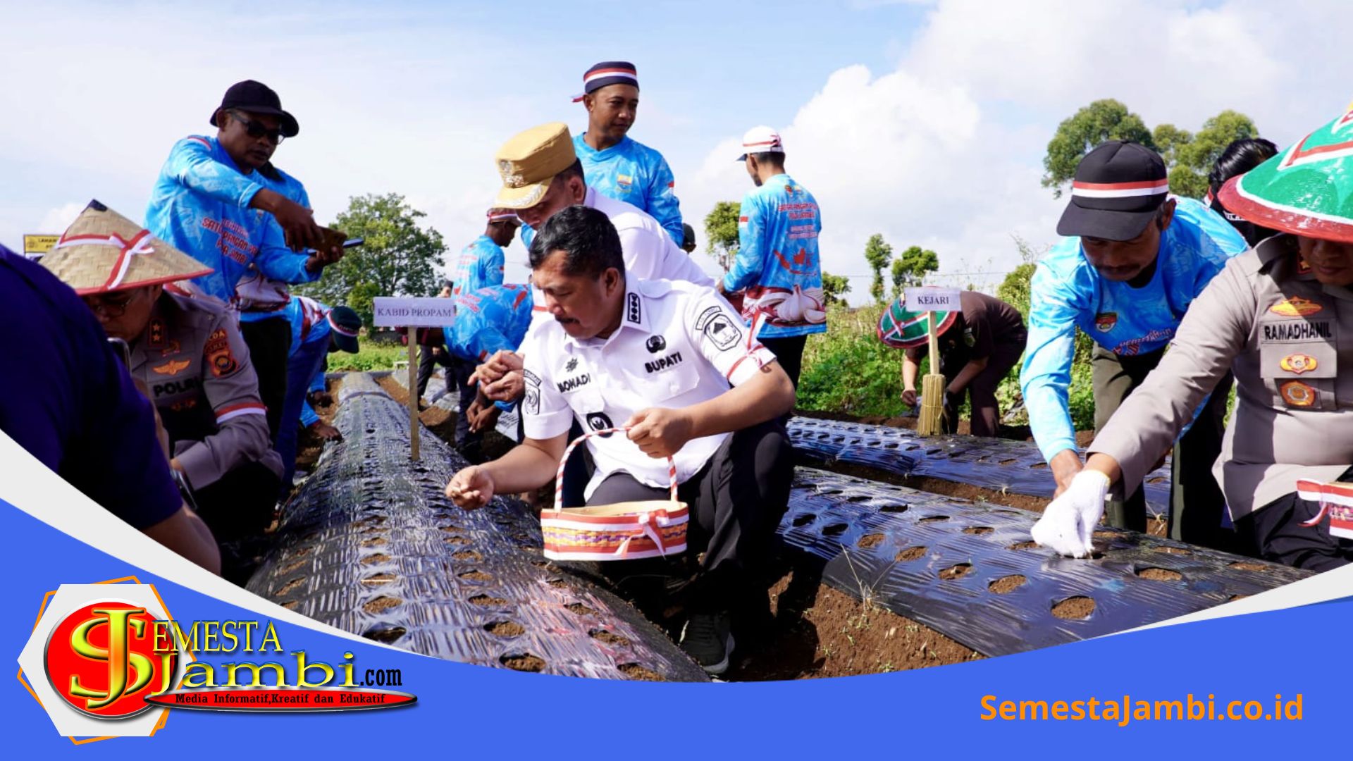 Bupati Kerinci Monadi Mengikuti Penanaman Bawang Putih Serentak Di Kayu Aro