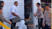 Rizki Asmanda Bersama Kapolres Kerinci Di Depan Toko Mainan Bantuan Polres Kerinci