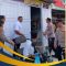 Rizki Asmanda Bersama Kapolres Kerinci Di Depan Toko Mainan Bantuan Polres Kerinci